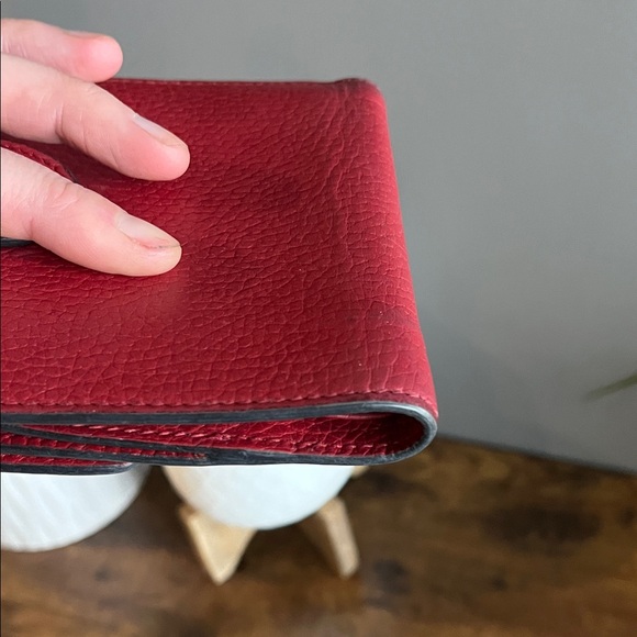 Gucci Crimson Leather Wallet with Gold Emblem - Picture 15 of 16